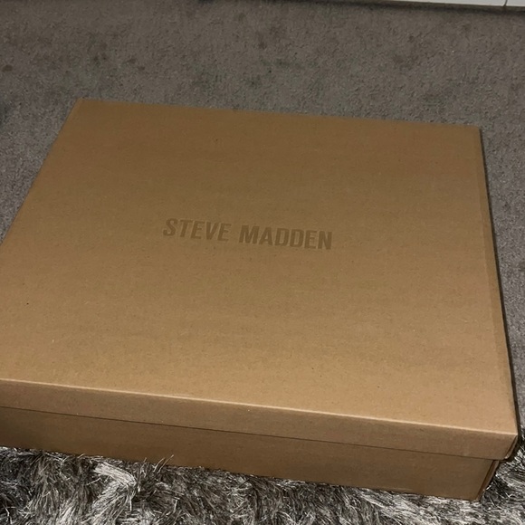 STEVE MADDEN!! BRAND NEW NEVER BEEN WORN BEFORE TEASER WHITE PATENT HEEL BOOTS - Picture 2 of 13